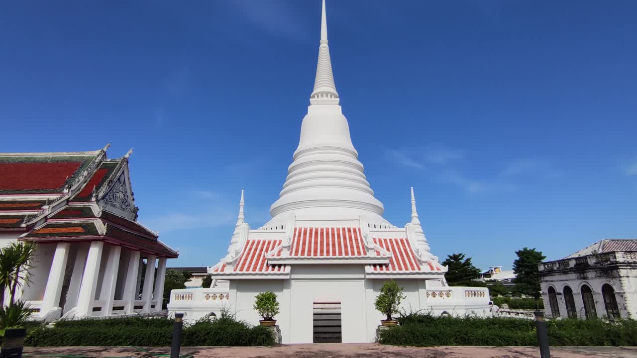 Design esterno di tempio asiatico bianco e rosso, senza persone
