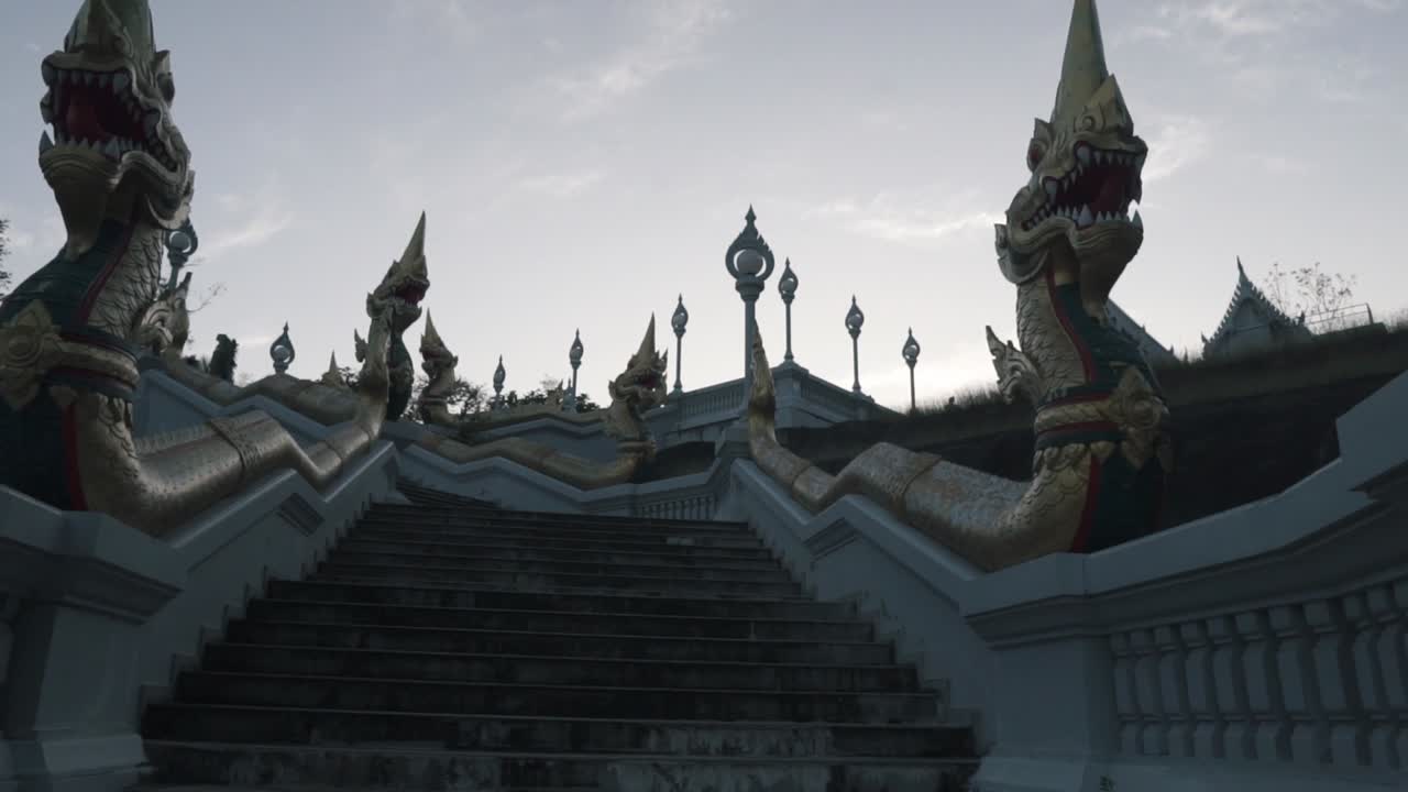 중국 용 계단 걷기 - 아시아의 사원 탐험, 상세하고 매우 깨끗한 사원