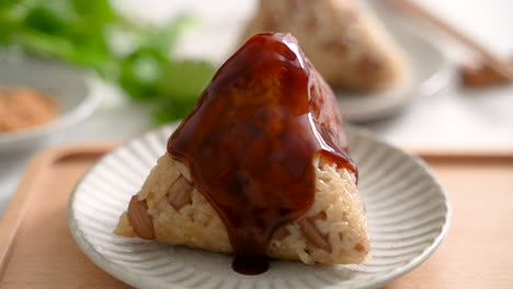 zongzi végétalien. boulettes de riz végétarien pour la nourriture du festival du bateau dragon de duanwu.