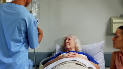 doctora ajustando el goteo intravenoso en el pabellón 4k