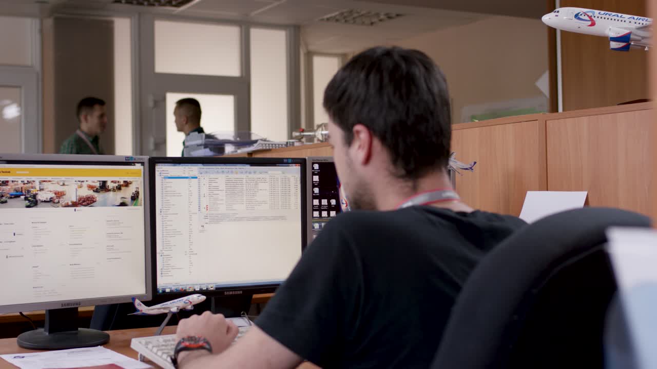 офисный работник, использующий компьютер, модель самолета