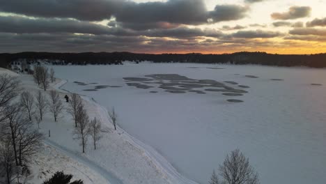 Subiendo-Y-Girando-A-Un-Lago-Congelado-Al-Atardecer