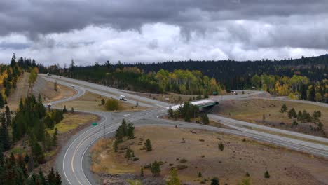 Luftaufnahme-Des-Kommerziellen-Verkehrs-Im-Herbst-Auf-Dem-Coquihalla-Highway-Zwischen-Merritt-Und-Kamloops