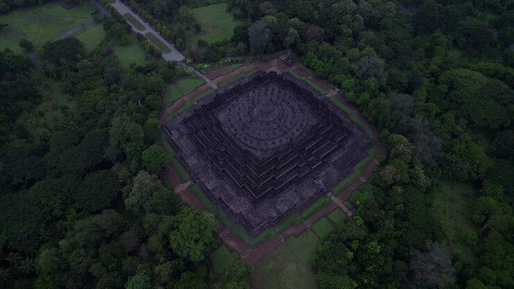 Tempio di Borobudur nella luce serena dell'alba