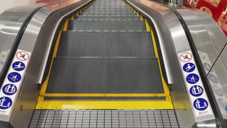 escalera mecánica en un centro comercial