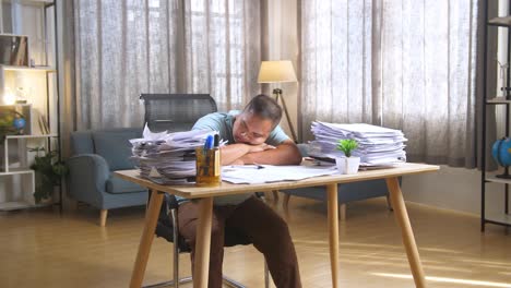 hombre gordo asiático durmiendo debido a trabajar duro con documentos en la oficina