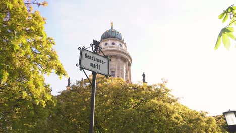 romantische landschaft des berühmten gendarmenmarkts in berlin mit historischem schild