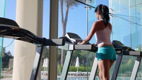 Woman-running-on-treadmill-in-gym