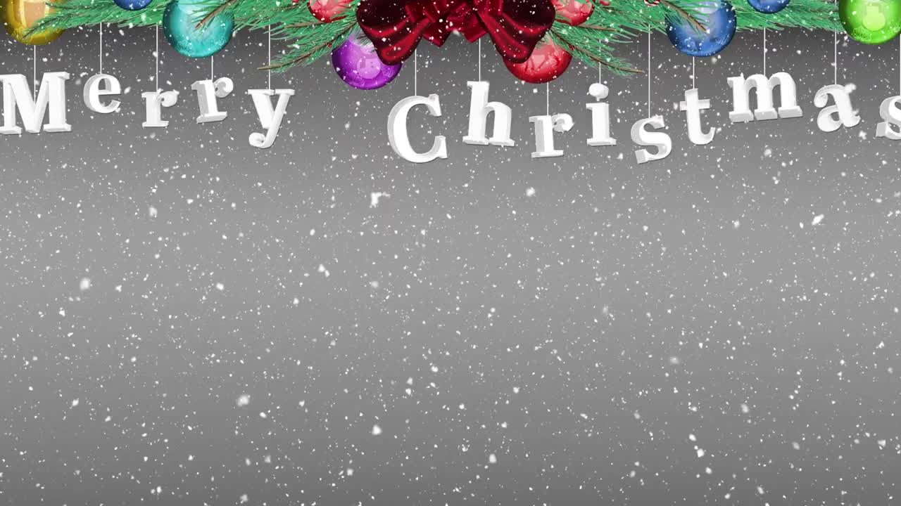 메리 크리스마스 텍스트와 회색 배경에 걸려있는 장식에 눈이 내리고 있습니다.
