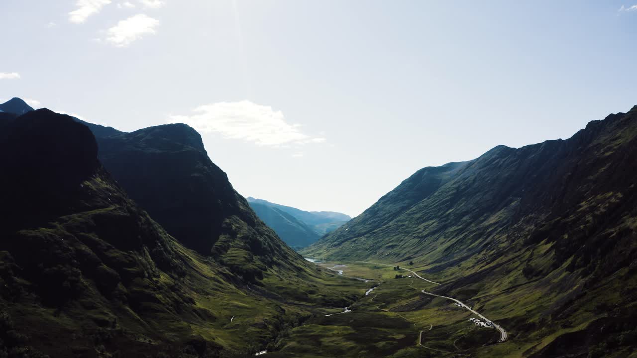 tomada de un avión no tripulado del desalentador valle de glencoe en escocia