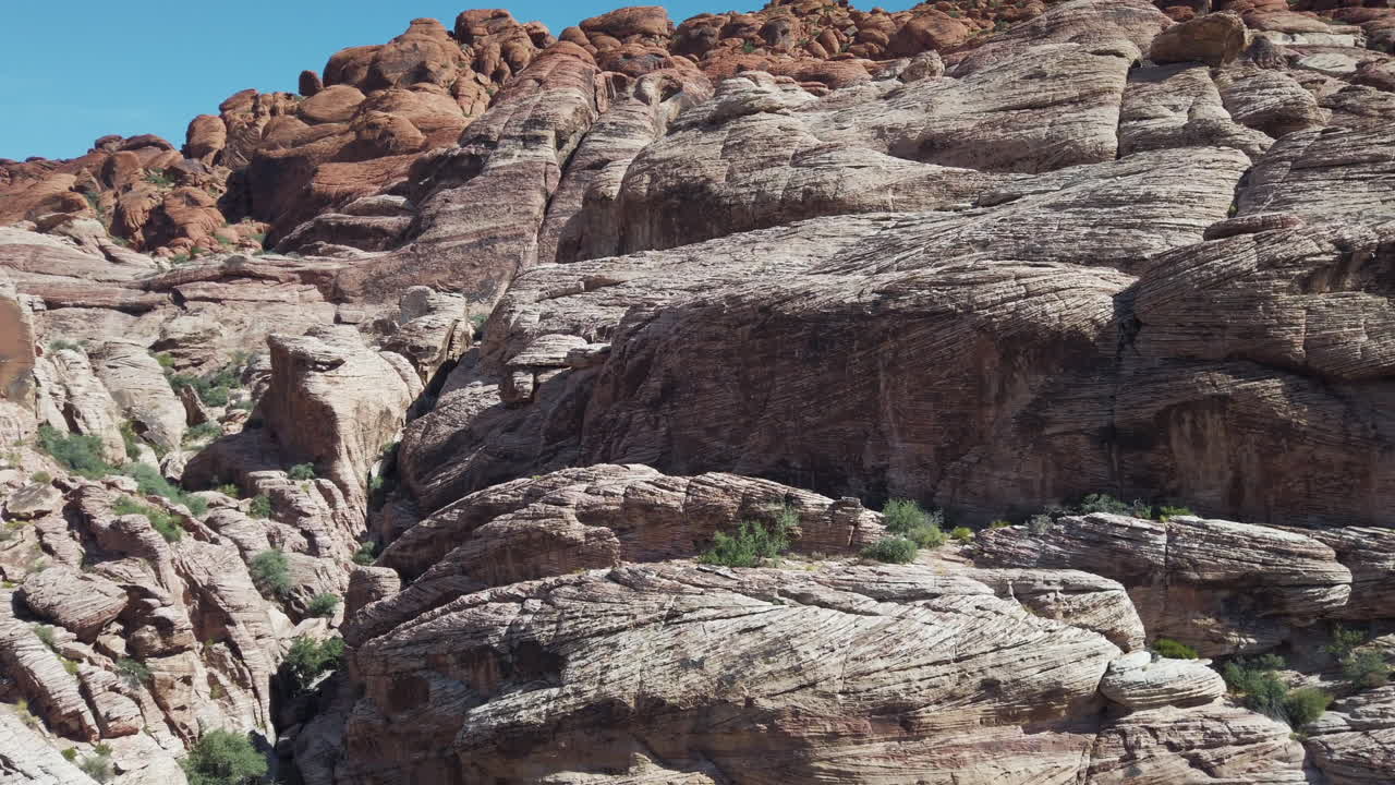 Kuparinpunainen kivi ja punainen kanjoni täydessä auringonpaisteessa. Nevada, Yhdysvallat