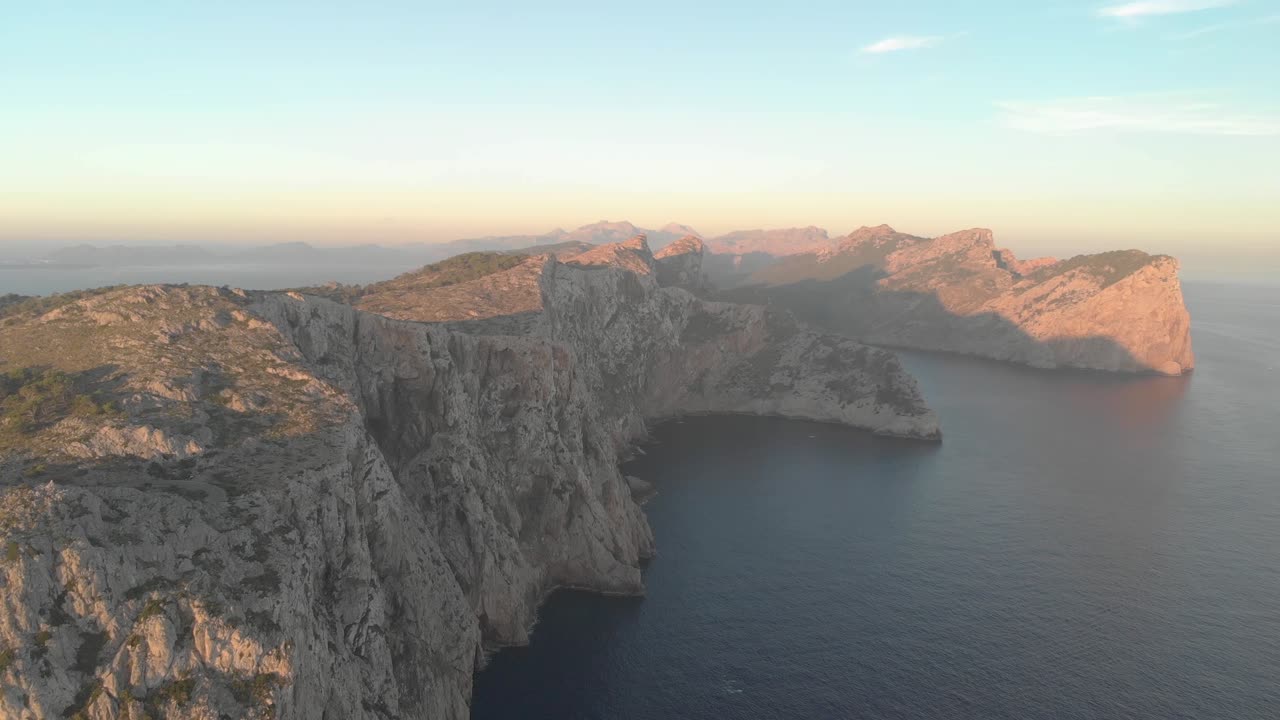 Riprese aeree di montagne e mare, bellissima alba sull'isola