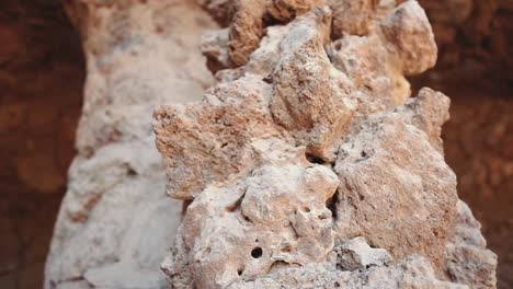 vista de cerca de las rocas y estructuras de piedra