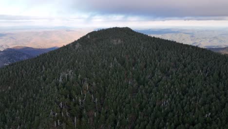 Antena-Del-Pico-Calloway-En-La-Cima-De-La-Montaña-Abuelo-Nc,-Carolina-Del-Norte