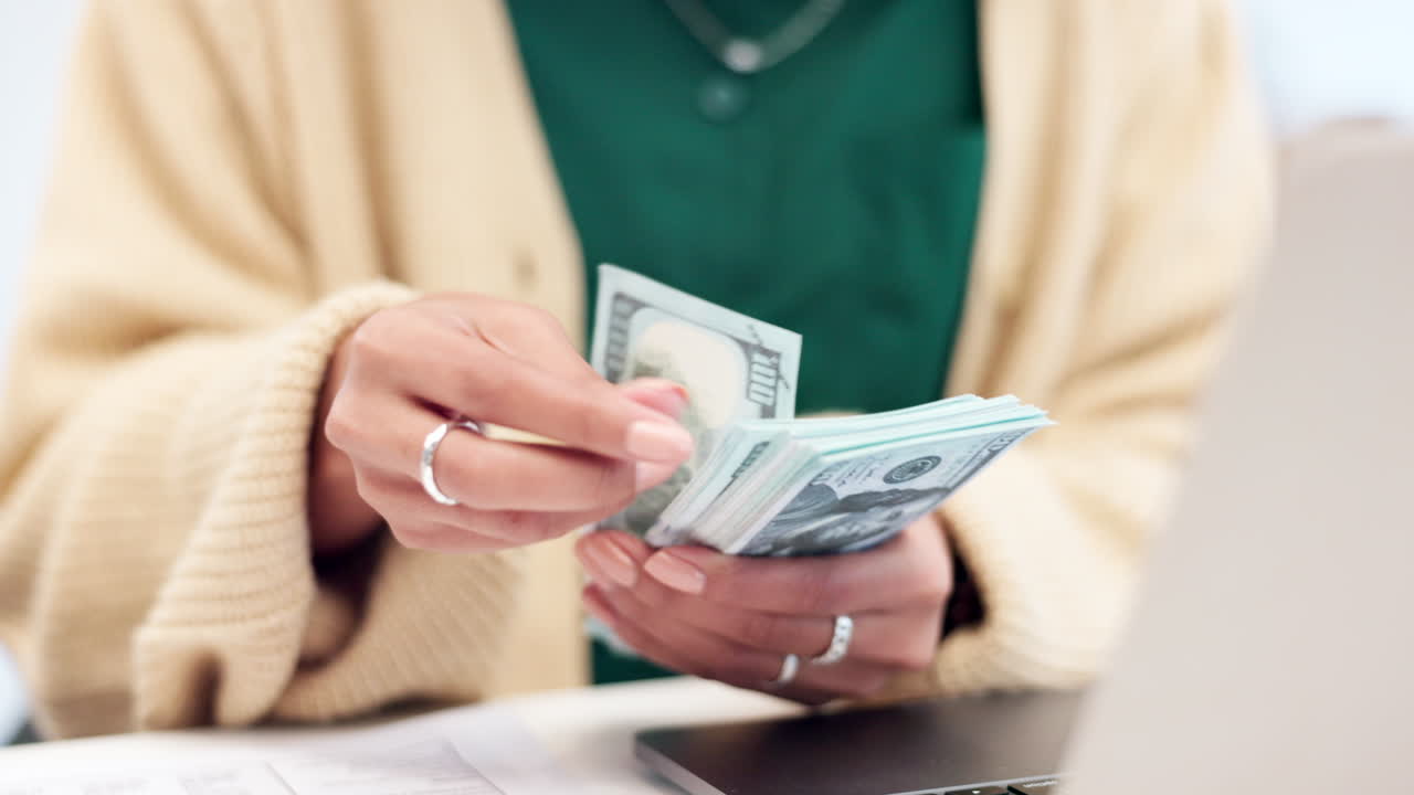 Forretning, kvinde og hænder i arbejde med optælling.