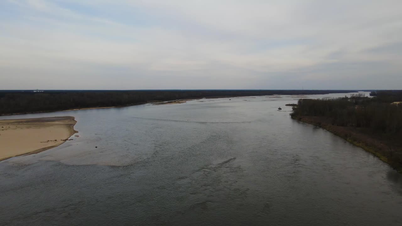 sobrevuelo aéreo del río wisla con bajo nivel de agua e islas arenosas durante el caluroso verano