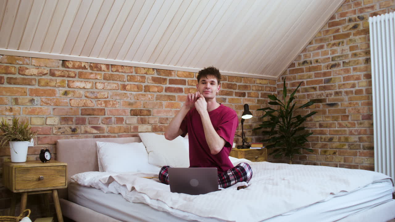 침실에 있는 남자