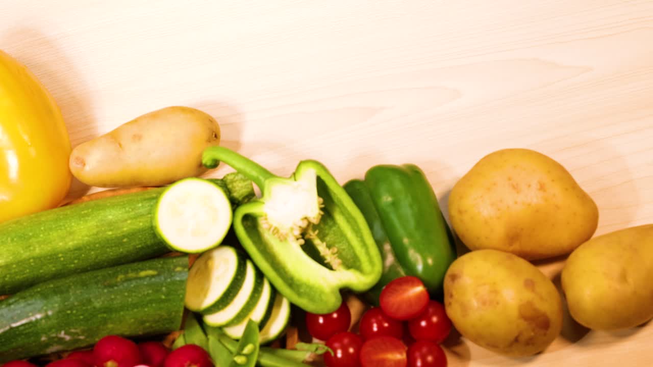 테이블 에 끔 히 배열 된 여러 가지 채소