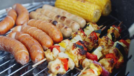 Salchichas,-Maíz-Y-Brochetas-De-Verduras-En-Una-Barbacoa.