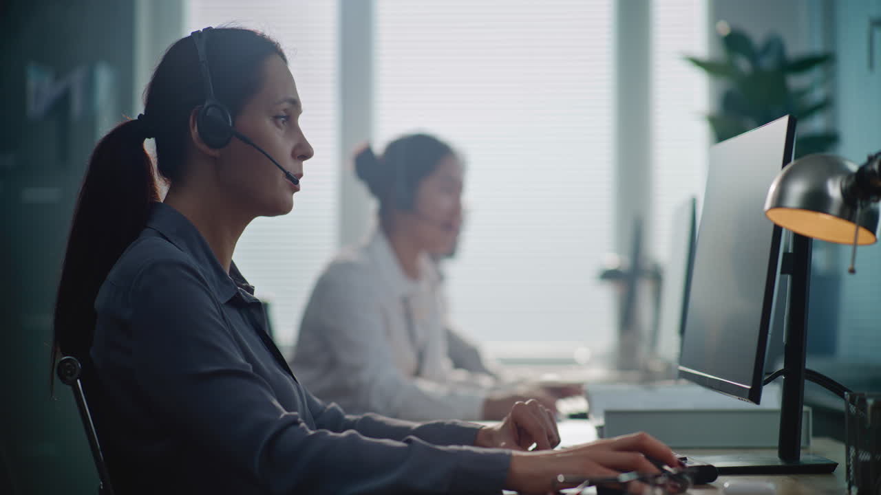 representantes de servicio al cliente en el trabajo