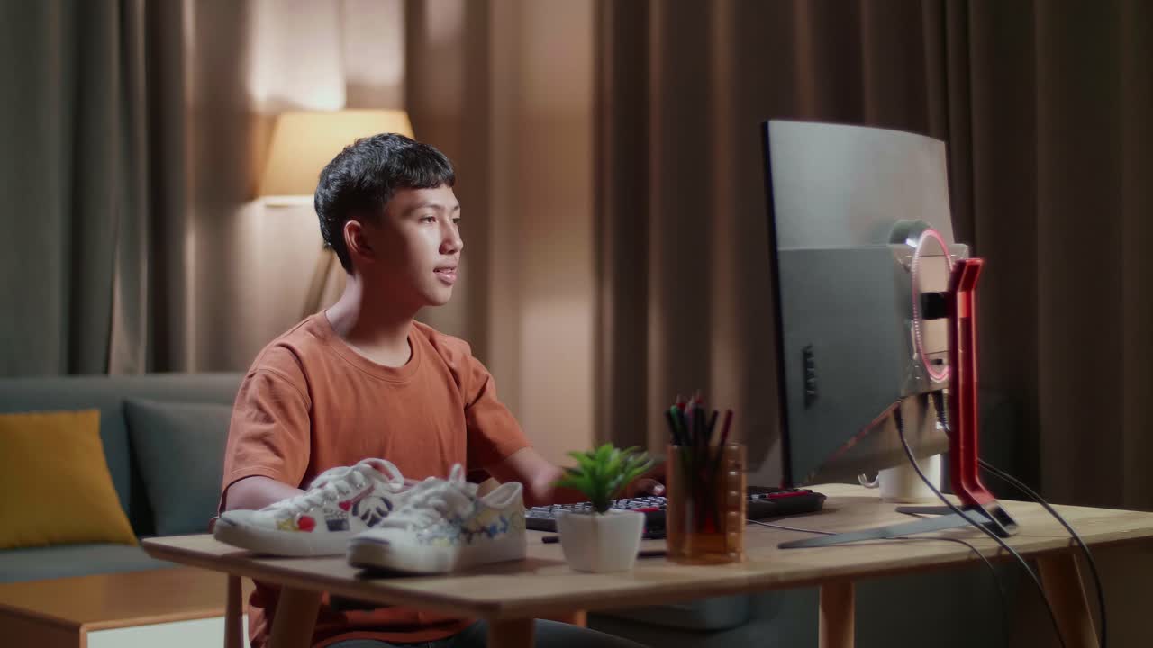 밤에 집에서 공부하는 십대