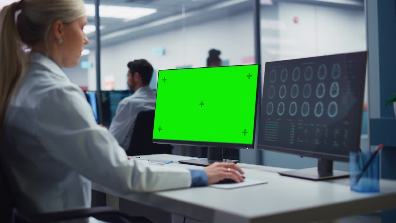 병원 연구실: 녹색 스크린 크로마 키 컴퓨터에서 작업하는 여성 의료 생명공학 과학자, 뇌 스캔, mri 이미지, 전문 신경학자, ct 스캔 분석, 어깨.