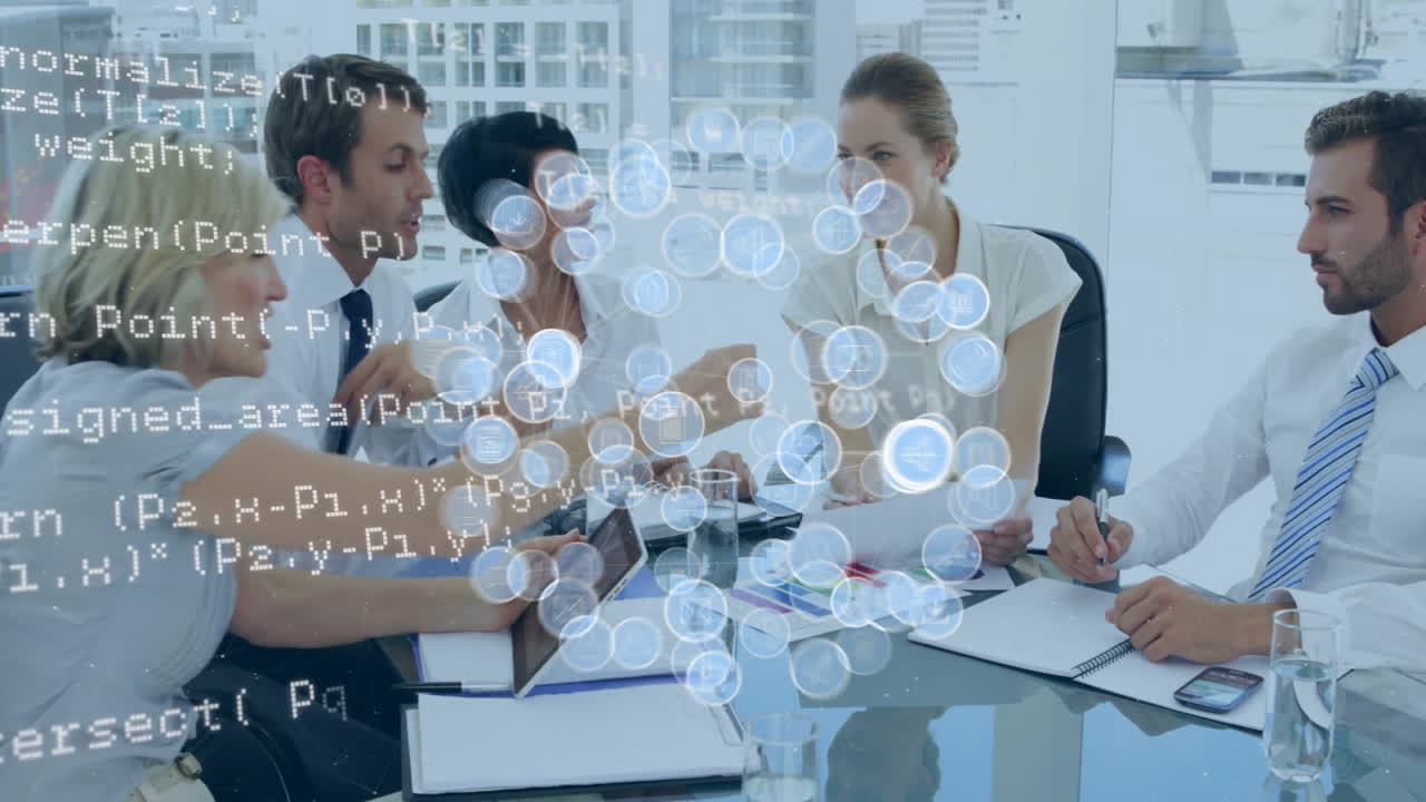 데이터 처리의 애니메이션과 다양한 비즈니스 사람들이 사무실에서 작업을 논의하는 아이콘