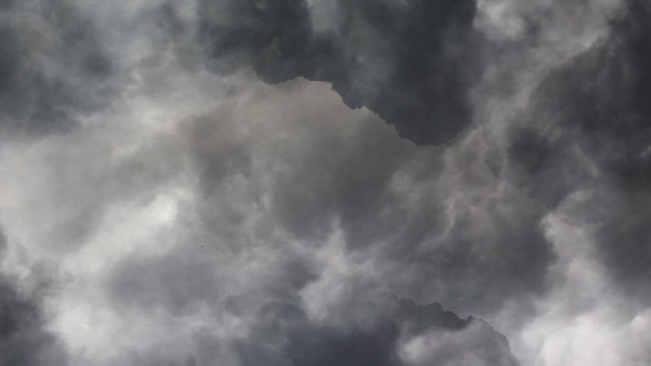 하늘에서 움직이는 뇌우와 흰 구름