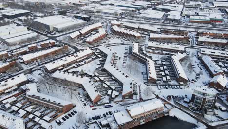 hermosa imagen aérea de una tranquila pequeña ciudad cubierta de nieve