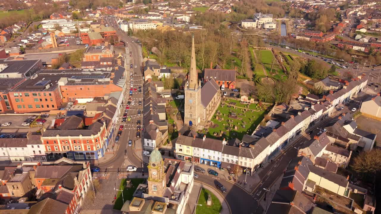4K 60FPS ilmakuva Lisburnin katedraalista Lisburnissa, Antrimin kreivikunnassa Pohjois-Irlannissa, Isossa-Britanniassa, kirkkaana ja aurinkoisena päivänä. Tuotettu suhteessa 3840x2160 Rec709-väreillä.