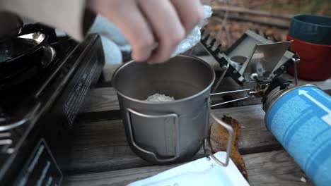 Cocinar-Arroz-En-La-Naturaleza,-Al-Aire-Libre,-Acampar