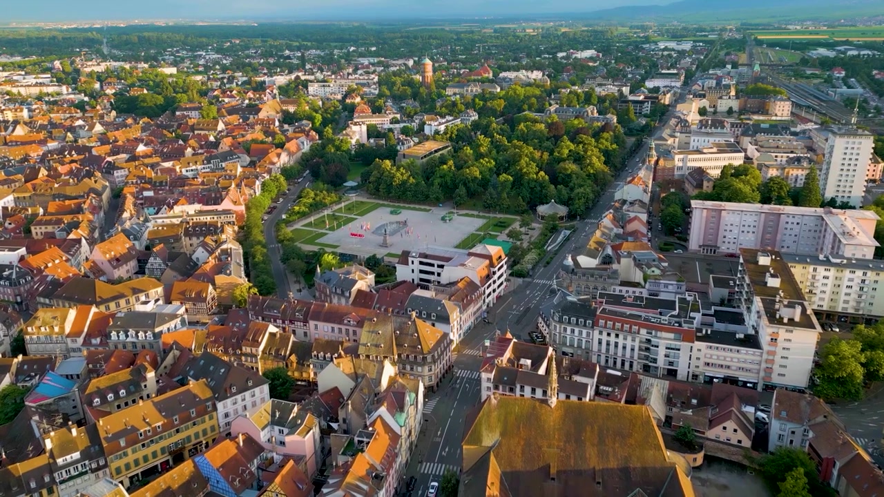 Video aereo con drone 4K del Parco del Campo di Marte a Colmar, Francia