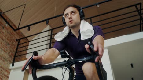 hombre trabajando en una bicicleta de ejercicio interior
