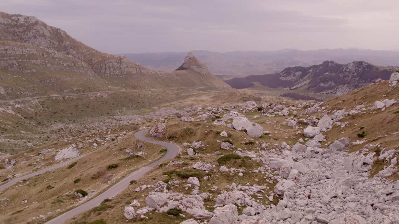 Catena montuosa del Durmitor con vivaci tonalità autunnali, Montenegro.