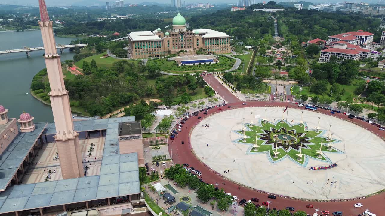 Perdana Putra binası ve Putra Meydanı camisi, Putrajaya Malezya şehri, havadan drone çekimi