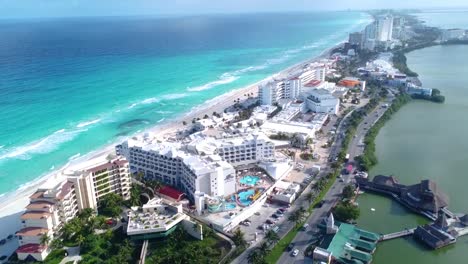 Impresionante-Vista-Aérea-De-La-Zona-Hotelera-De-Cancún-Entre-El-Mar-Caribe-Azul-Y-La-Laguna-Nichupté,-México