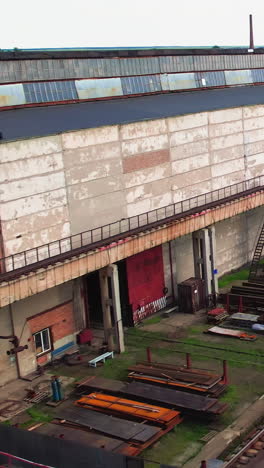 vista aérea de una instalación ferroviaria industrial con materiales apilados y vagones de tren