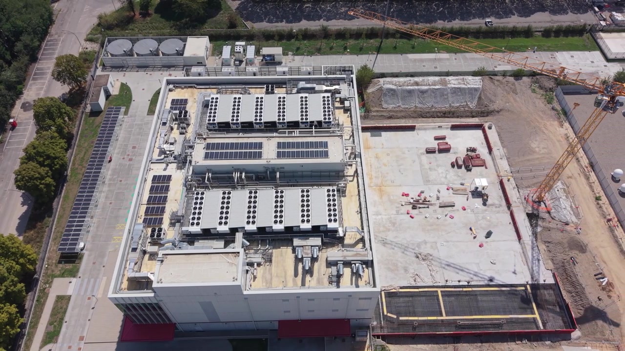 Luftfoto af Equinix ML5 byggeprojekt, der viser et voksende datacenteranlæg og understøttende infrastruktur til fremtidig digital og computerkapacitet.