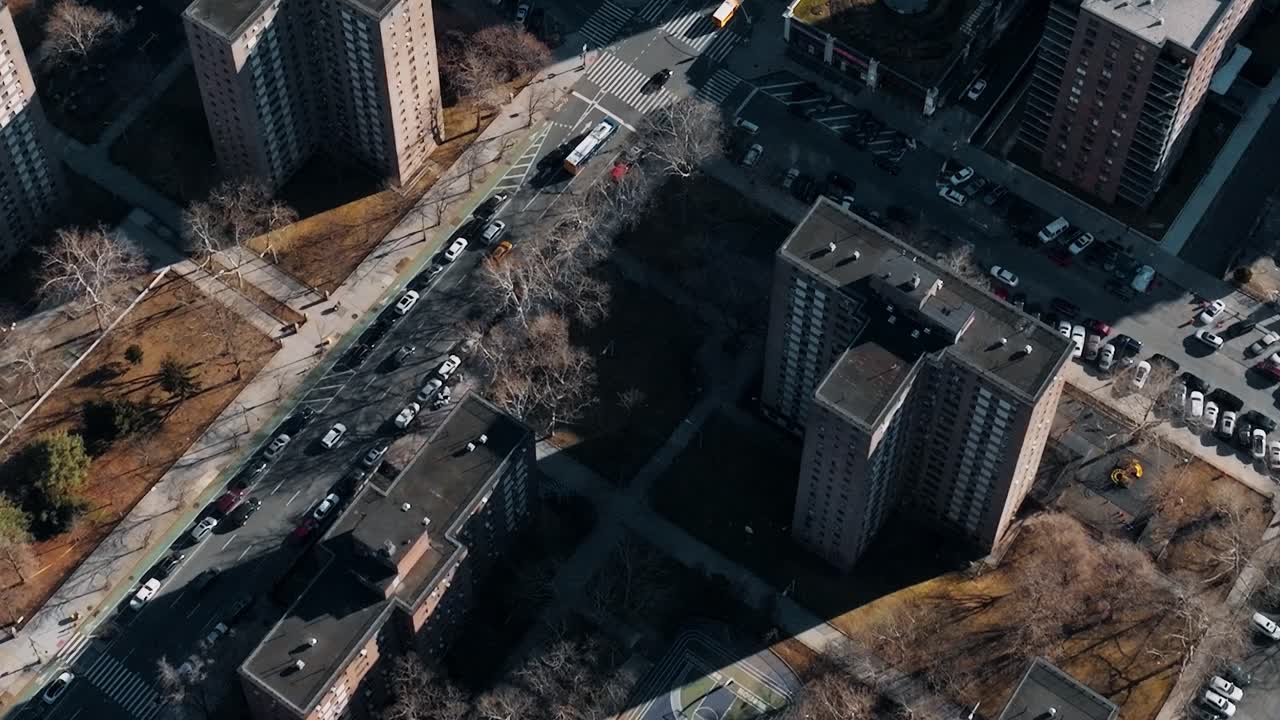 Vy över en park och byggnader i New York under vintern