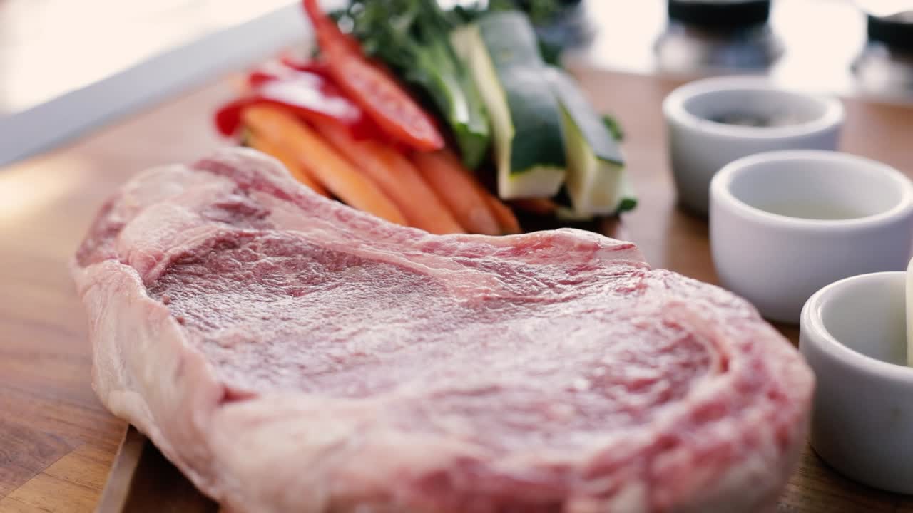 조리 보드 에 있는 스테이크 와 채소 가 클로즈업 패닝