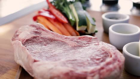 bistec y verduras en un tablero de cocina de primer plano panorámica