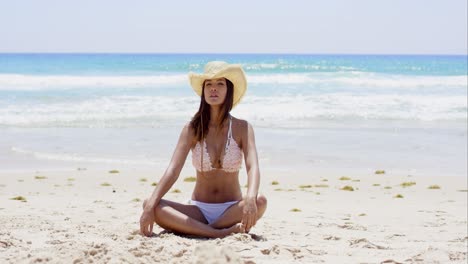 Una-Mujer-Joven-Y-Bonita-Relajándose-En-Una-Playa-Tropical