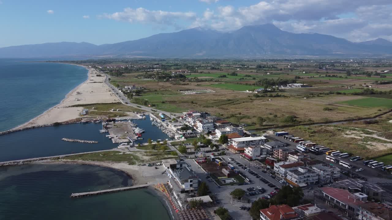 그리스의 파라리아 카테리니 항구에서 올림푸스 산을 배경으로 한 공중 사진