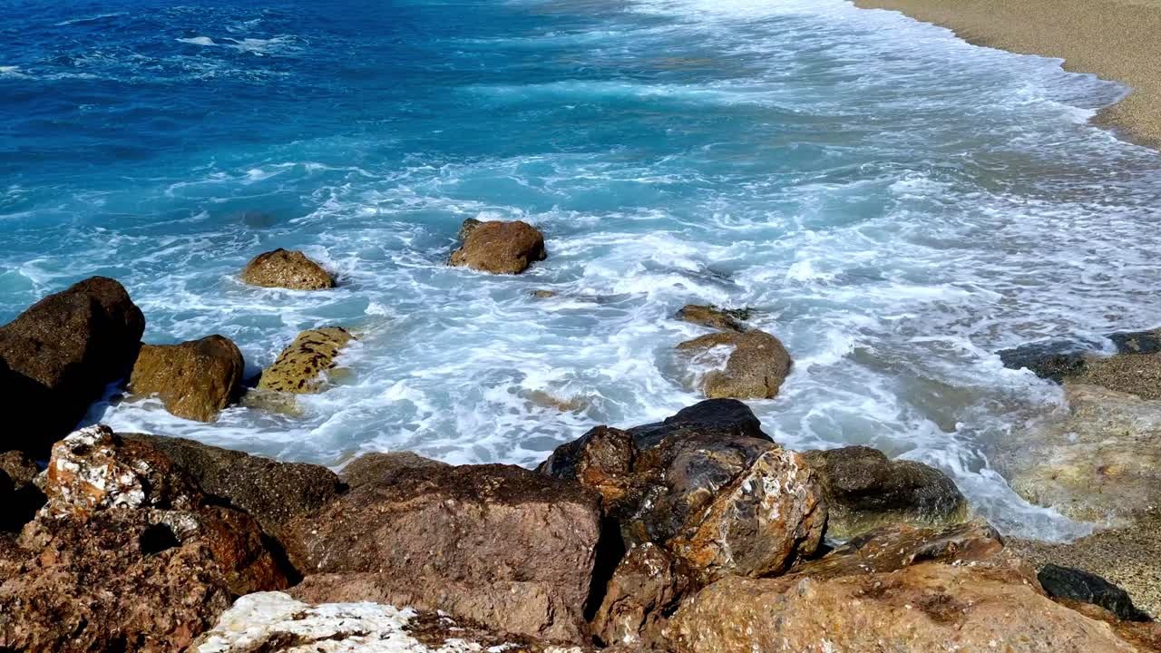 fotografía estática y pacífica de las olas que se estrellan en una playa vacía en la ciudad costera de varigotti en la riviera italiana