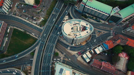 Vista-De-Arriba-Hacia-Abajo-Del-Edificio-Del-Sitio-De-Construcción-Cerca-De-Túneles-Y-Calles-De-Interdicto