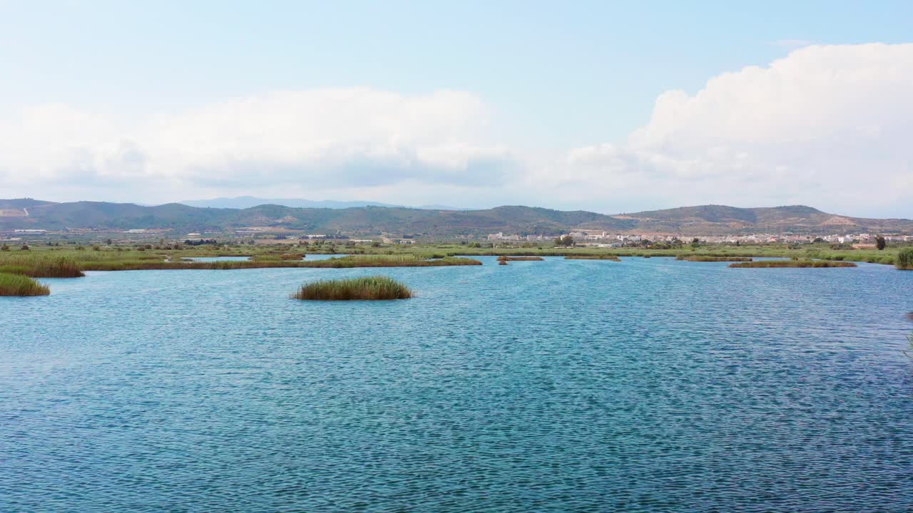 pantano azul tranquilo con cordillera en el fondo