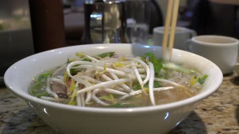 Alguien-Que-Está-Mezclando-Los-Ingredientes-En-Una-Sopa-Vietnamita