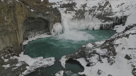 Cascada-De-Aldeyjarfoss-En-Invierno-Helado-Paisaje-De-Islandia---Enfoque-Aéreo