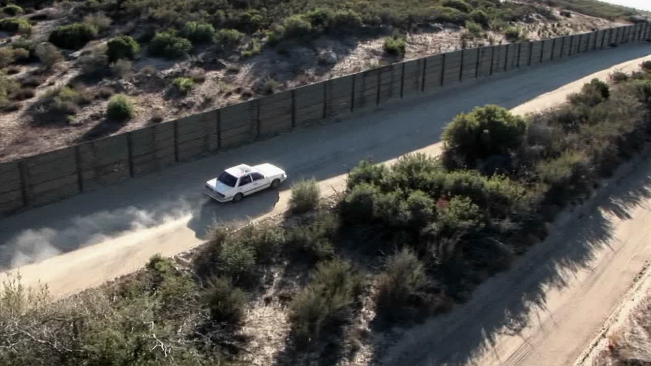 자동차가 시골길을 달린다