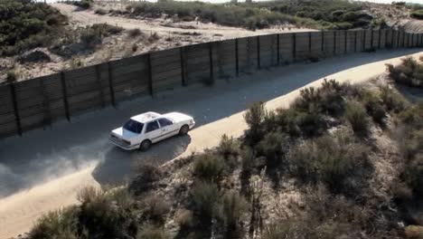 Un-Coche-Conduce-Por-Un-Camino-Rural